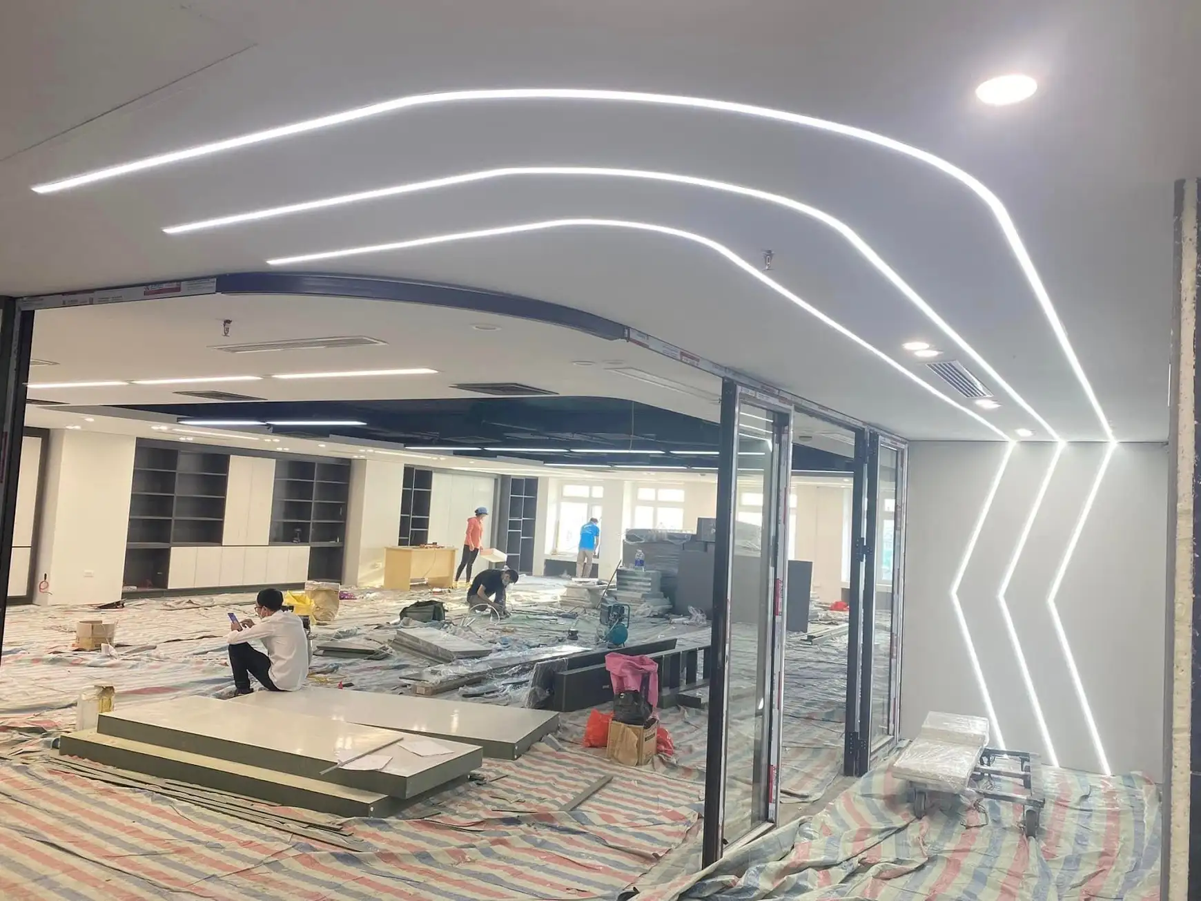 LED Thanh Nhôm Uốn Cong – Giải Pháp Chiếu Sáng Độc Đáo Cho Không Gian Hiện Đại 2 Thi công đèn LED