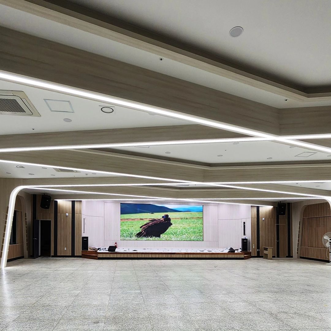 Đèn LED thanh nhôm âm trần – Giải pháp chiếu sáng hiện đại và thẩm mỹ 4 Đèn LED thanh nhôm âm trần hiện đại