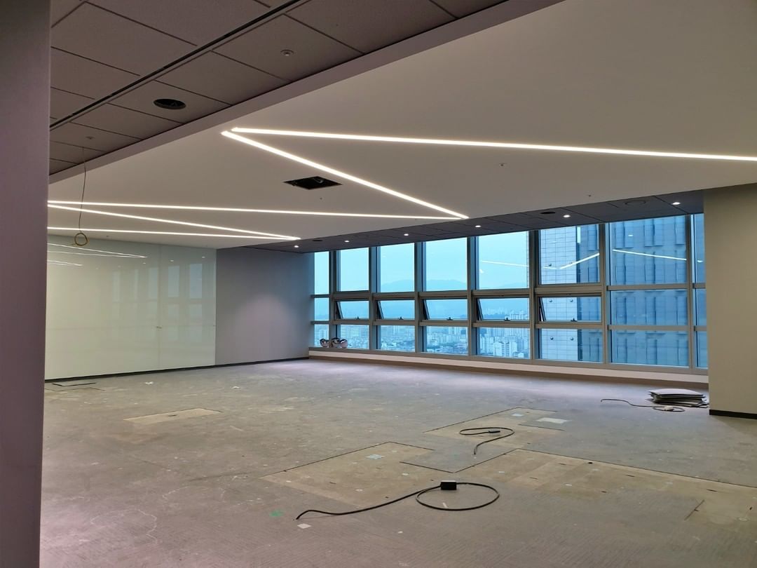 Đèn LED thanh nhôm âm trần – Giải pháp chiếu sáng hiện đại và thẩm mỹ 3 Thi công LED thanh nhôm âm trần