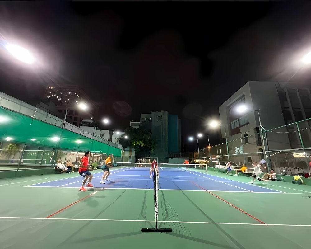Hệ thống chiếu sáng sân pickleball