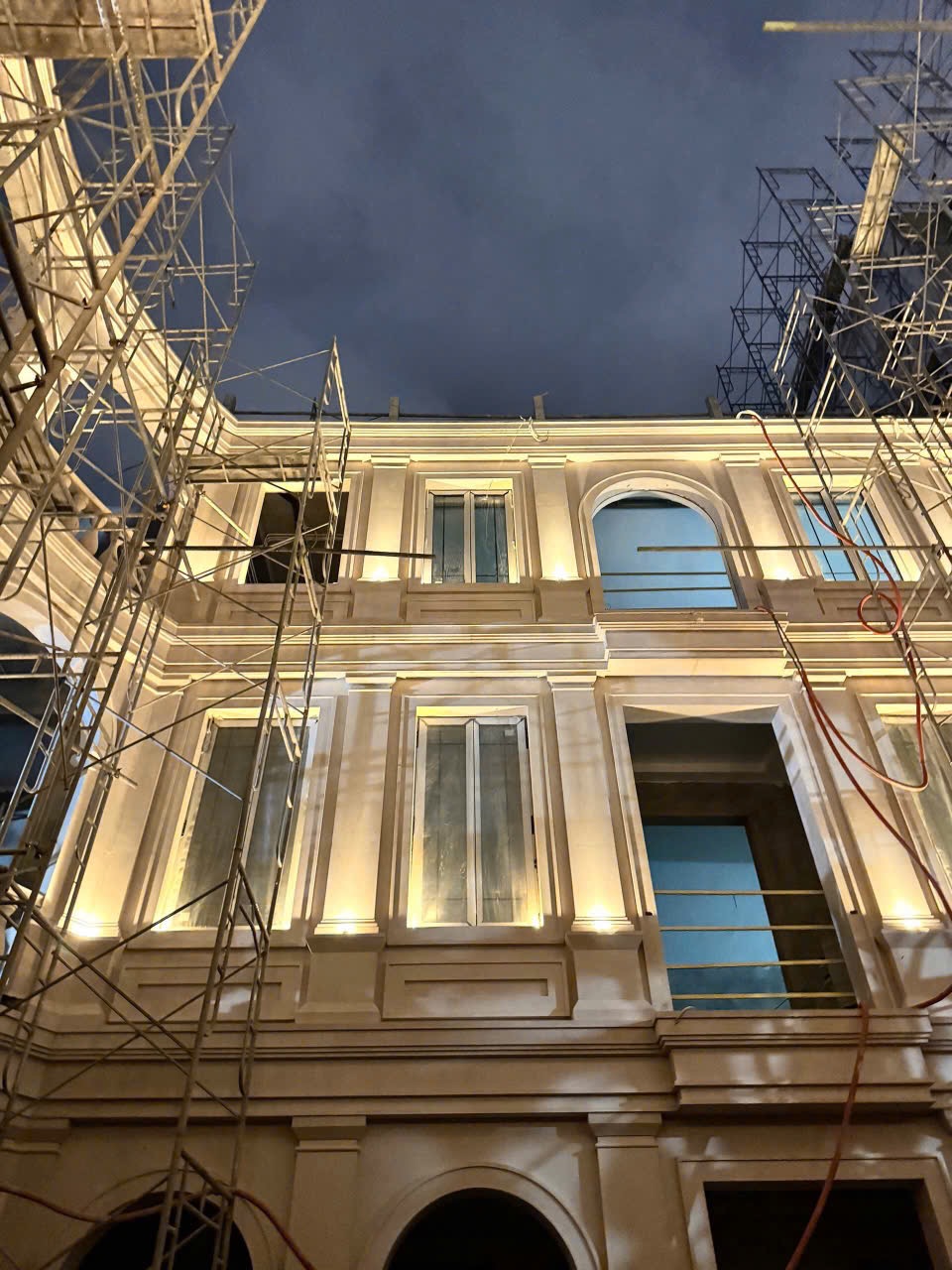 thi công đèn led mặt dựng