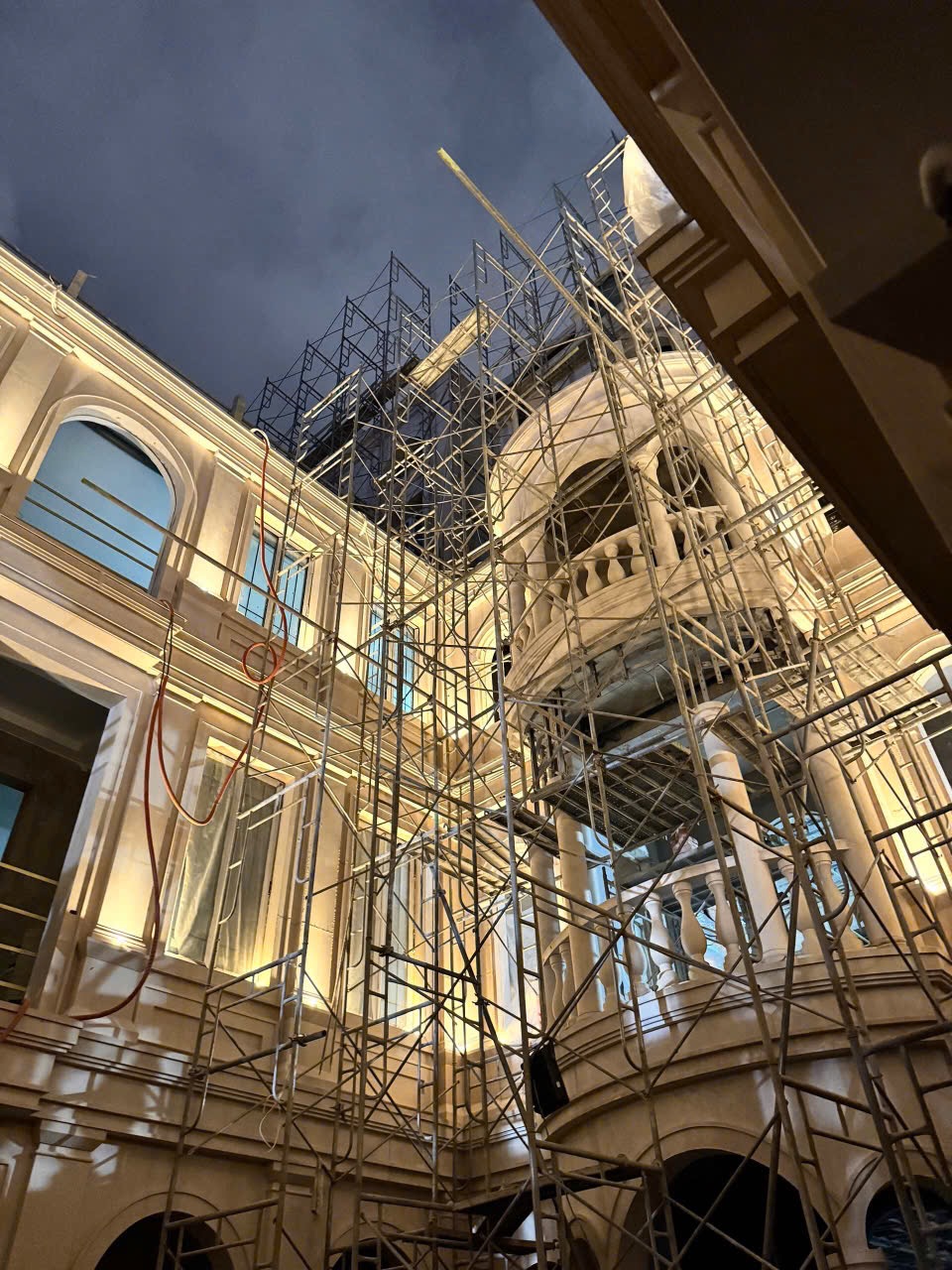 biện pháp thi công lắp đặt led tòa nhà